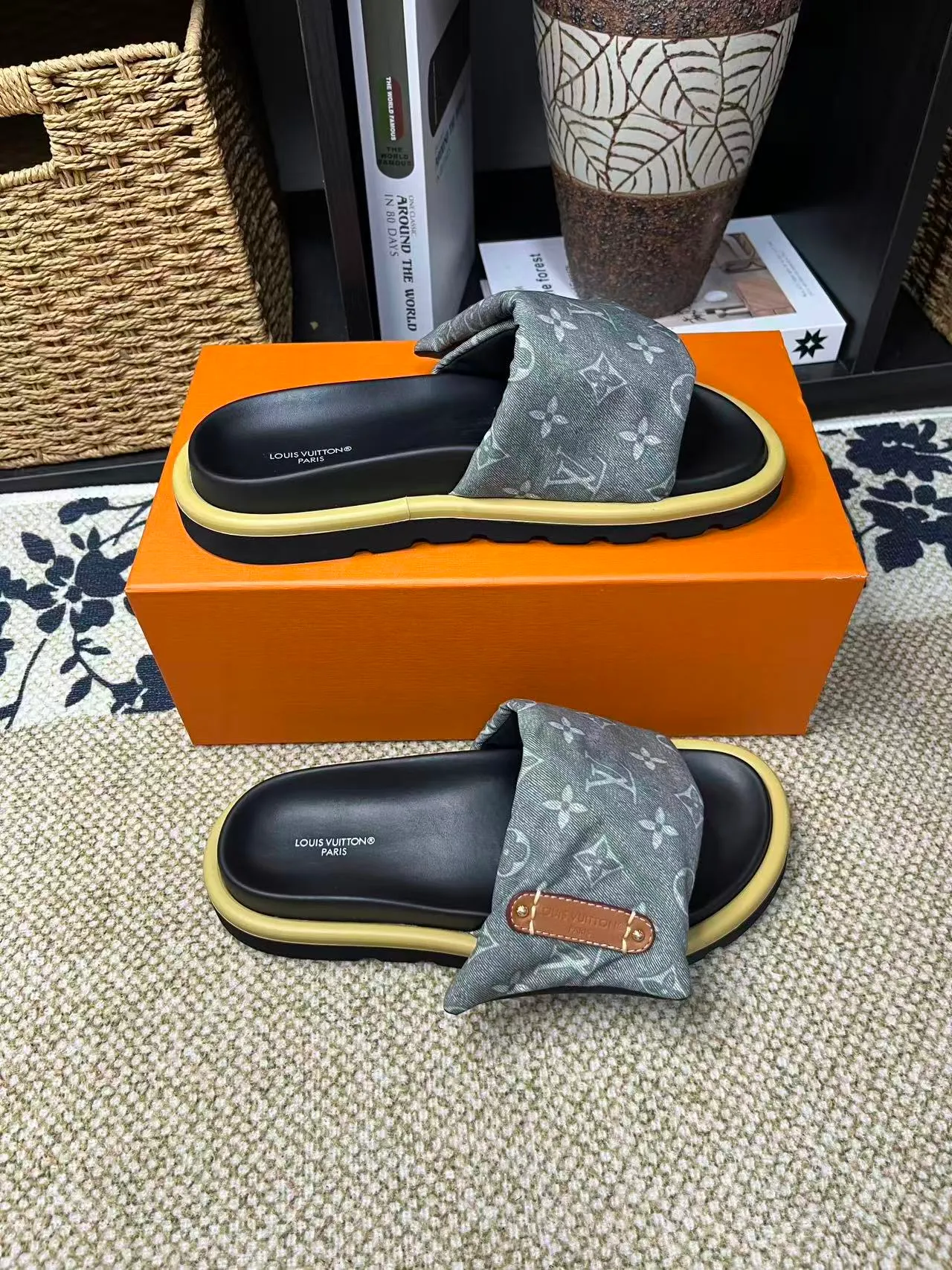 P340 [New Style] [LOUIS VUITTON] Louis Vuitton, LV printing, men's and women's slippers are now on the market, packed in drawer boxes with cloth bags and cards, the upper pattern looks very soft and waxy, and is a super versatile leg slimming tool. Fabric: imported denim/canvas/old fabric, LV hardware LOGO, official website pattern printing, comfortable to wear, feet: high-elastic PU water table. Sole: foam sole, heel height: about 5cm. Code number: 35-46, 35, 45, 46 are custom-made and non-returnable. Color: multiple colors and styles available.